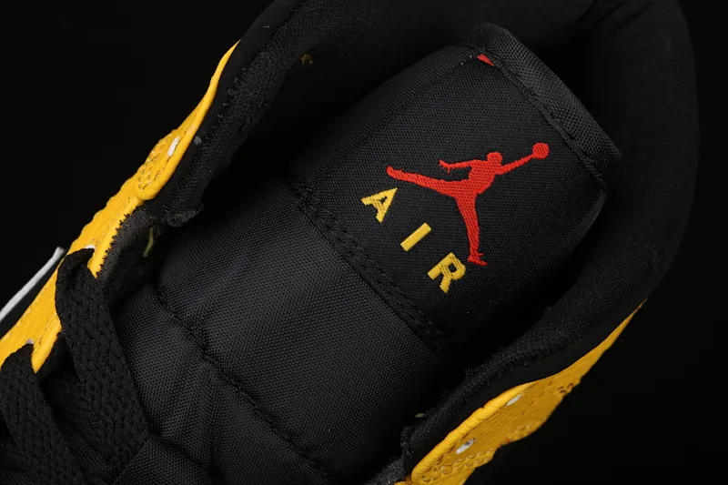 All categories Air Jordan Jordan series basketball shoes Air Jordan 1 Mid Air Jordan 1 Mid SE AJ1 Joe 1 color matching mid-top basketball shoes 852542-087